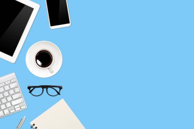 dizüstü bilgisayar, ofis malzemeleri, kahve fincanı, cep telefonu ve mavi pastel arka plan üzerinde kahve fincanı ile çalışma alanı tablo