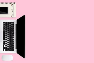 düz ya da üst görünüm çalışma masası pembe dizüstü bilgisayarı, kahve fincanı ve iş geçmişi için akıllı telefonu olan masa