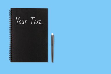 kendi kısa mesajınız için dizüstü bilgisayar, kalem ve kopyalama alanı içeren üst görünüm mavi pastel ofis masası