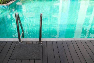 Merdivenli yüzme havuzu 