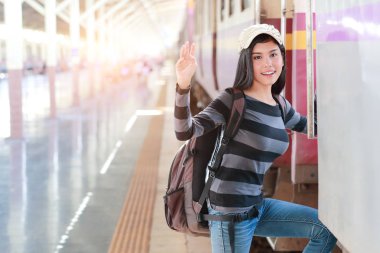 sırt çantası ile genç gezgin kadın trene biniyor