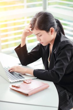 çok ciddi çalışan kadınlar, onu baş ağrısı yaptı 