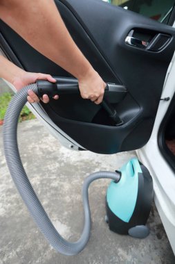 elektrikli süpürge iç araba kullanarak kadın elleri