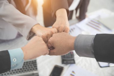 arka plan olarak (takım çalışması ve ortaklık kavramı) kullanarak toplantı sırasında tamamlanan proje den sonra ilk yumru veren iş adamları)