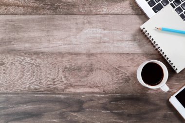 bilgisayar, kahve fincanı, dizüstü bilgisayar, akıllı telefon, ofis malzemeleri ve cep telefonu ahşap arka plan ile düz ray veya üst görünüm çalışma alanı iş masası