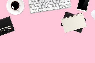 düz ya da üst görünüm çalışma masası pembe dizüstü bilgisayarı, kahve fincanı ve iş geçmişi için akıllı telefonu olan masa