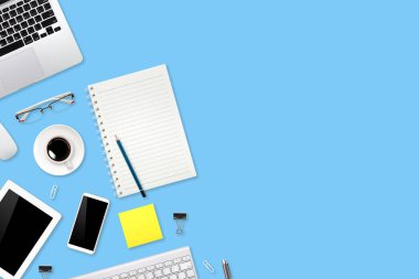 dizüstü bilgisayar, ofis malzemeleri, kahve fincanı, cep telefonu ve mavi pastel arka plan üzerinde kahve fincanı ile çalışma alanı tablo