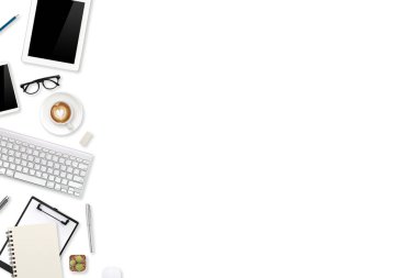 Üst görünüm çalışma alanı beyaz masa dizüstü bilgisayarı, ofis malzemeleri ve arka plan için kullanılan kahve fincanı