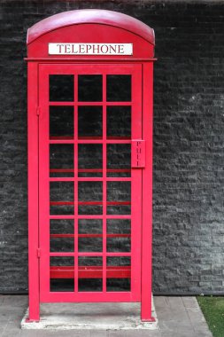 Kırmızı kamu telefon kulübesinden