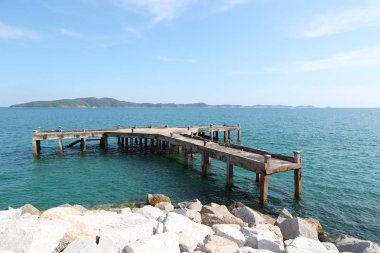 doğada mavi gökyüzü ve güzel deniz manzaralı liman