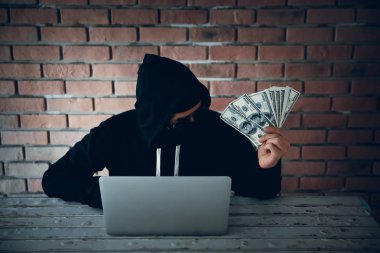 hacker kesmek ve bilgisayardan bilgi sistemi verileri çalmak ve kesmek sonra para göstermek deneyin