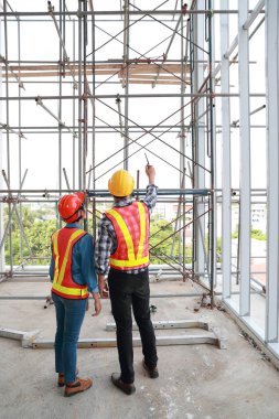 portre mühendisi insanlar görünümlü ve planı ile şantiyede iş kontrol