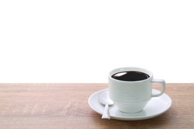 ahşap masa izole ve beyaz arka plan üzerinde kahve ve kaşık bir fincan