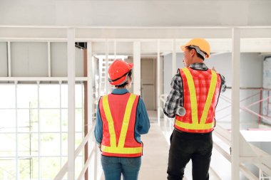 portre mühendisi insanlar görünümlü ve planı ile şantiyede iş kontrol