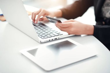 kredi kartı ile dizüstü bilgisayar ve tablet kullanarak alışveriş ve online ödeme