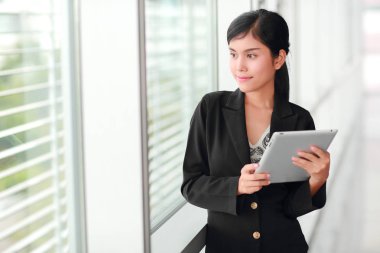 tablet kullanarak güzel iş kadını portre (iş ve teknoloji arka plan konsepti için bu görüntü)