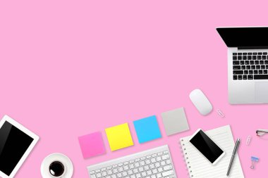 düz ya da üst görünüm çalışma masası pembe dizüstü bilgisayarı, kahve fincanı ve iş geçmişi için akıllı telefonu olan masa