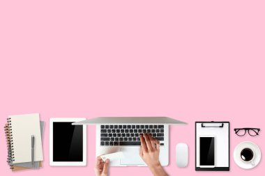 dizüstü bilgisayar, kredi kartı, kahve fincanı ve pembe arka plan (veya alışveriş ve ödeme online kavram üzerinde cep telefonu kadın elleri ile teknoloji çalışma masası)