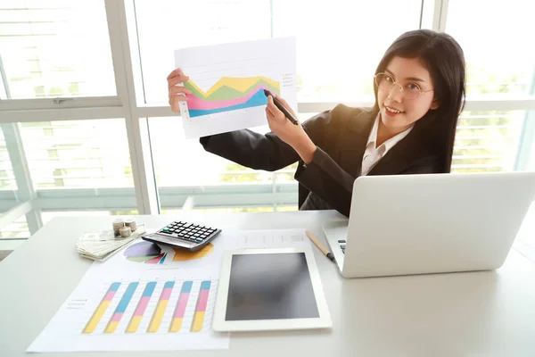 Businesswoman pokazując zysk firmy z wykresu w sali konferencyjnej — Zdjęcie stockowe