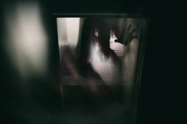 Imagen borrosa y doble exposición fantasma mujer mano en hotel encantado con filtro oscuro, concepto de Halloween — Foto de Stock