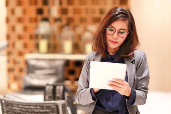 Belo retrato de mulher de negócios com óculos usando tablet — Fotografia de Stock