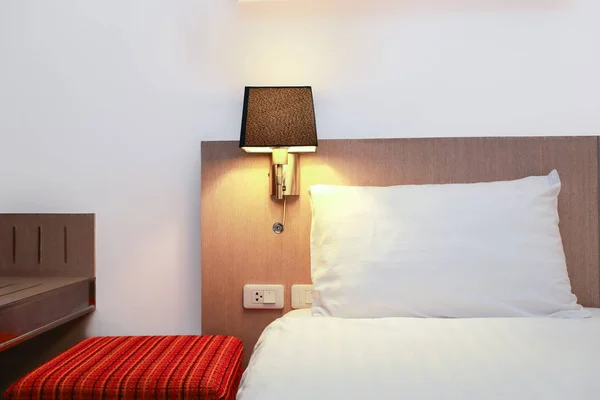 Vackert modernt sovrum på hotell med vit vägg — Stockfoto
