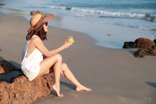 Retrato de mulher bonita e feliz desfrutar de férias com suco de laranja na praia — Fotografia de Stock