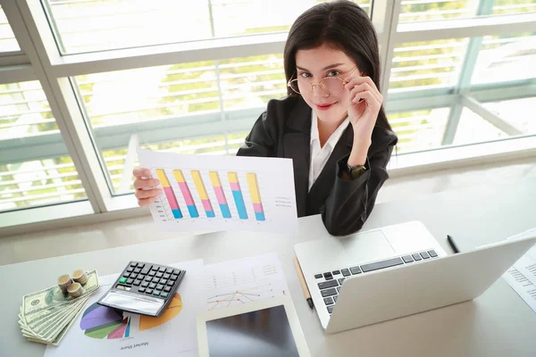 Geschäftsfrau zeigt Firmengewinn mit Grafik im Besprechungsraum — Stockfoto