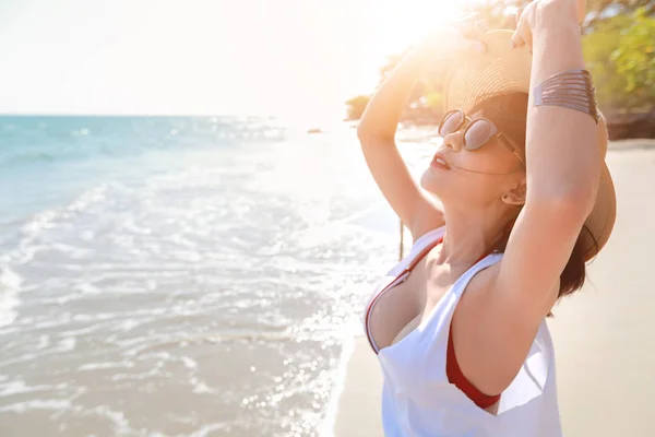 Retrato de mulher bonita e feliz desfrutar de férias na praia — Fotografia de Stock