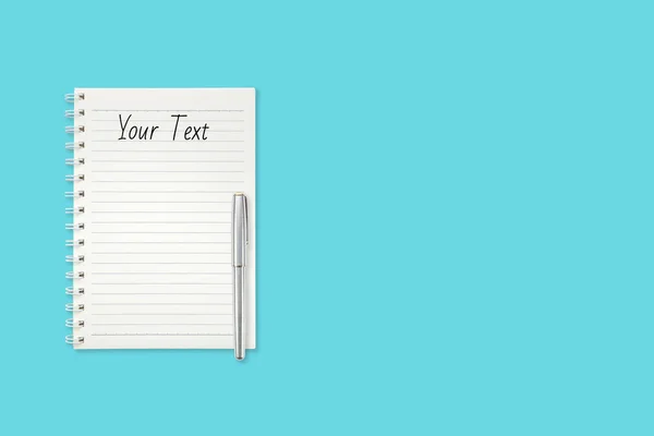 Bureau pastel vert avec bloc-notes, stylo et espace de copie pour votre propre message texte — Photo