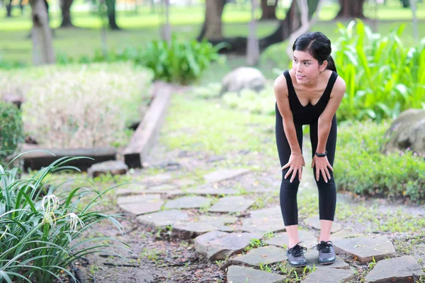 Genç sağlıklı ve sportif kadın açık havada uzanan yoga yapmak — Stok fotoğraf