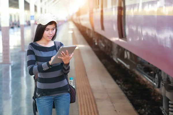 Junge Reisende mit Rucksack und Tablet im Urlaub — Stockfoto