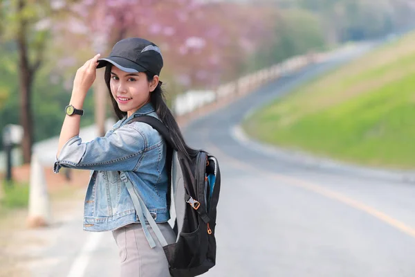 Jovem asiático viajante com mochila olhando direção na estrada enquanto viaja durante as férias — Fotografia de Stock