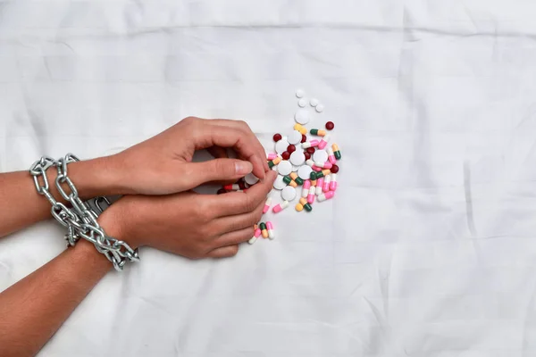 Фотография привыкающей женщины, принимающей слишком много лекарств с помощью цепи — стоковое фото