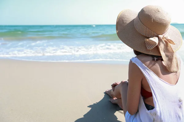 Volver ver retrato de sexy asiática joven en bikini y sombrero, l — Foto de Stock