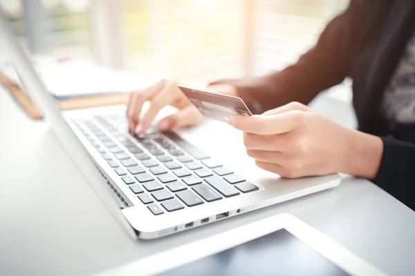 Compras y pago en línea mediante el uso de ordenador portátil y tableta con tarjeta de crédito — Foto de Stock