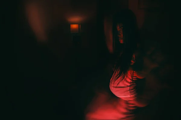 Dvojnásobná expozice těhotné ženě ve strašidelném hotelu s tmavým a červeným filtrem, koncepce Halloweenu — Stock fotografie