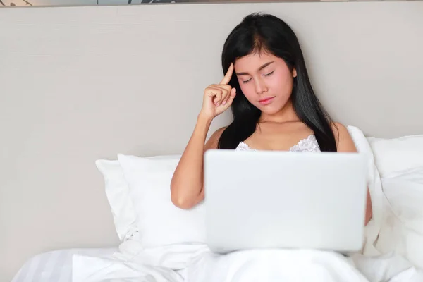 Όμορφη και σέξι γυναίκα χρησιμοποιώντας φορητό υπολογιστή στο κρεβάτι πριν κοιμηθείτε — Φωτογραφία Αρχείου