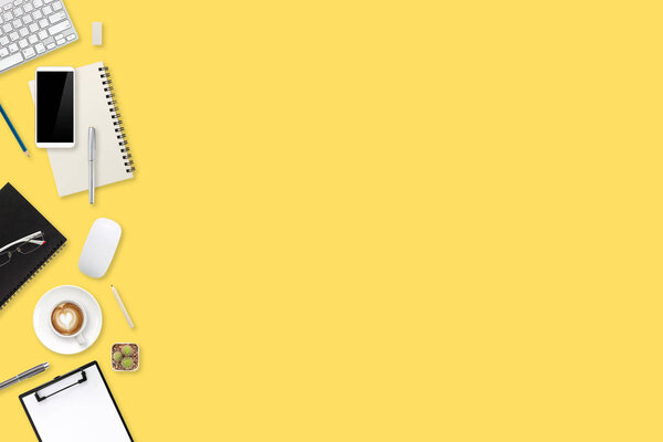 рабочий стол с рабочим местом, ноутбук, кофейная чашка, ноутбук, карандаш, смартфон и планшет на желтом фоне
