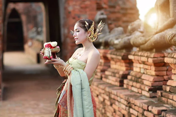 Elinde direksiyon çiçeği ile antik tapınak Tay geleneksel kostüm moda asya kız — Stok fotoğraf