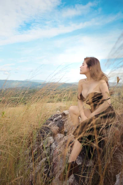 Портрет молодої і красивої жінки, що має щасливий час і насолоджується серед трав'яного поля на горі в природі — стокове фото