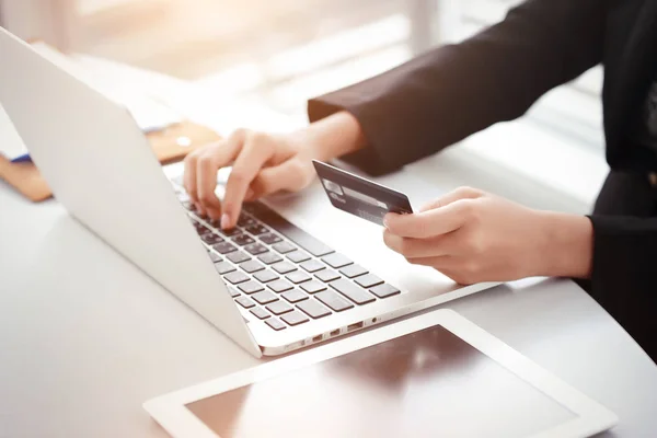 Compras y pago en línea mediante el uso de ordenador portátil y tableta con tarjeta de crédito — Foto de Stock