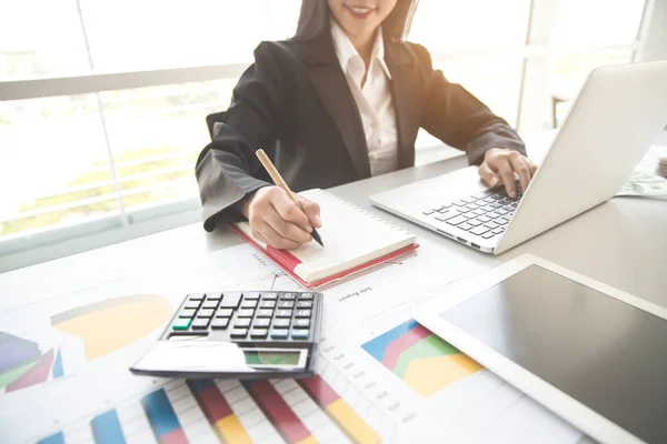 Geschäftsfrau nutzt Computer, Tablet und arbeitet mit Kurzbericht der Firma — Stockfoto