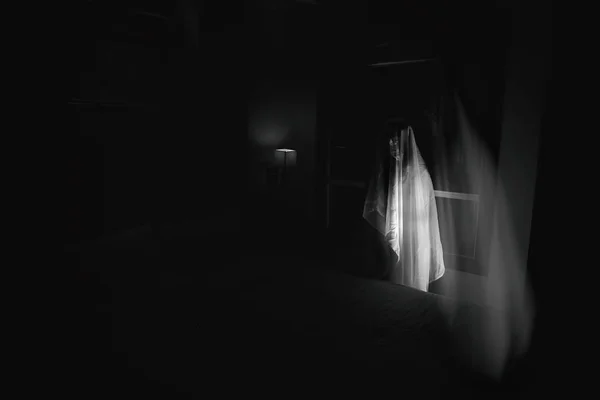 Černí a bílí duchové ženy v strašidelném hotelu s dvojitou expozicí a tmavým filtrem (koncepce Halloweenu) — Stock fotografie