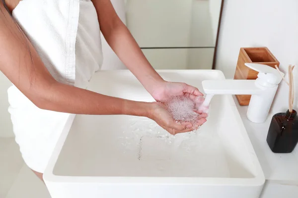 Portret van mooie en sexy vrouw met handdoek wassen handen in de badkamer — Stockfoto