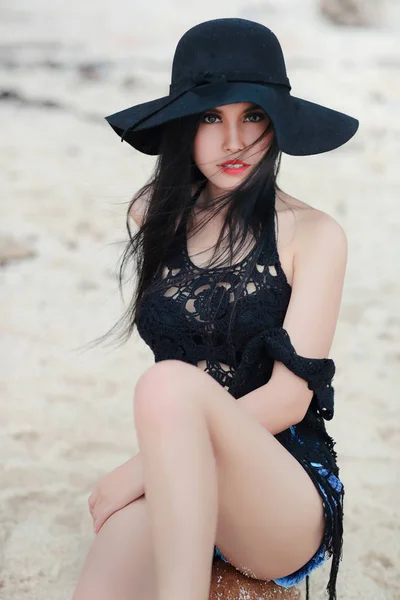 Mode Belle Fille Avec Chapeau Noir Sur Plage — Photo