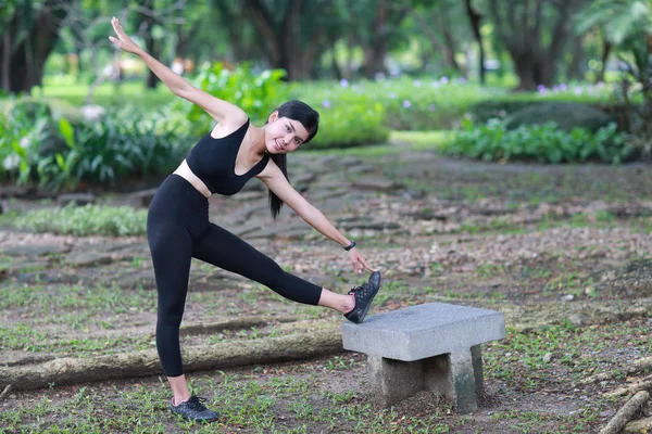 Ung frisk och sportig kvinna gör yoga stretching utomhus — Stockfoto
