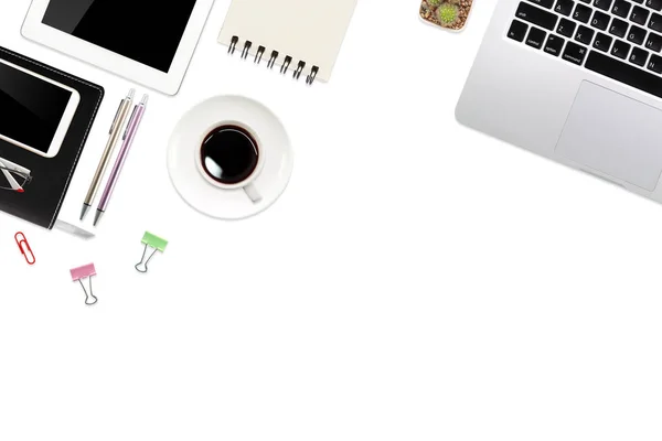 Table d'espace de travail plat avec ordinateur portable, fournitures de bureau, tasse à café, téléphone portable, tablette et tasse à café sur fond blanc — Photo