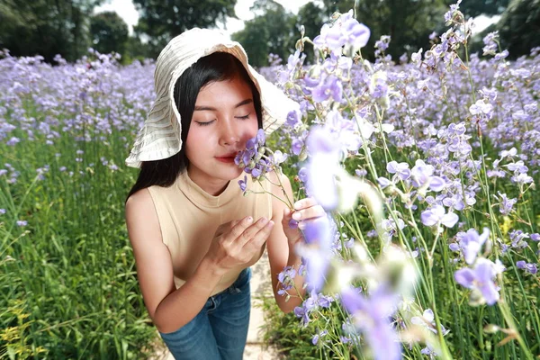 Портрет красивої жінки, що має щасливий час і насолоджується серед квітів Нага-керамічного поля в природі — стокове фото