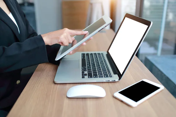 Dizüstü bilgisayar, akıllı telefon ve masa kullanarak iş kadını elleri — Stok fotoğraf